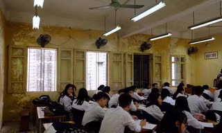 Vữa trần chực rơi xuống đầu: Hiệu trưởng trường nói gì?