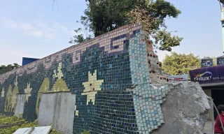 Một phần con đường gốm sứ kỷ lục Guinness bị phá vụn