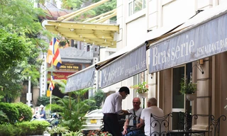 Cận cảnh loạt vỉa hè 'đất vàng' Hà Nội được cho thuê