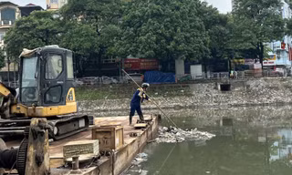 Rác nổi trắng sông Tô Lịch sau mưa lớn, Công ty Thoát nước Hà Nội nói gì?