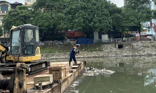 Rác nổi trắng sông Tô Lịch sau mưa lớn, Công ty Thoát nước Hà Nội nói gì?