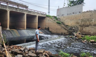 Giật mình trước dòng nước đen đặc ô nhiễm ở Hà Nội