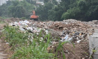 Bãi rác khổng lồ tại nơi Dự án kênh La Khê 'dậm chân tại chỗ'