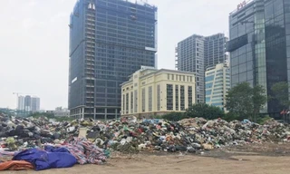 Bãi rác tập kết tại quận Cầu Giấy. Ảnh: MTĐT