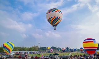 Khinh khí cầu rực rỡ bay trên bầu trời Vĩnh Phúc dịp nghỉ lễ