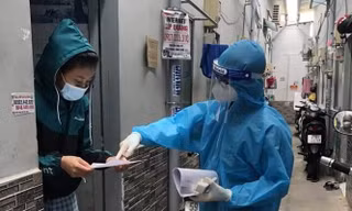 Nhân viên y tế hướng dẫn cách ly tại nhà. Ảnh minh họa