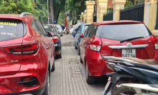 Bãi ô tô tự phát 'chặt chém' quanh Bệnh viện Xanh Pôn