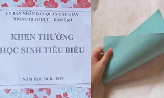 Cầu Giấy: Trao thưởng học sinh giỏi tờ giấy vì sợ... mất tiền
