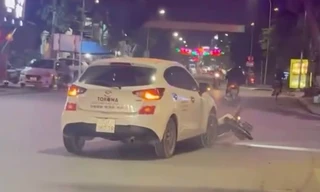 Bắt khẩn cấp đối tượng say rượu, lái ô tô kéo lê xe máy chục km