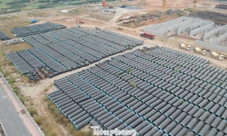 Hàng trăm ống nước gang dẻo nằm phơi nắng mưa vì chậm tiến độ.