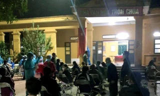 Lấy mẫu xét nghiệm ở Thôn Chùa, xã Trung Kiên, huyện Yên Lạc (Ảnh: T.Biển).