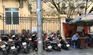 Bãi xe hô giá gấp đôi quy định của Công ty CP 901 trước cổng Bệnh viện Việt Đức