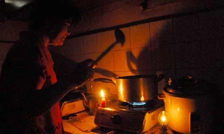 Nắng nóng gần 40 độ, người dân Hà Nội vẫn chịu cảnh mất điện