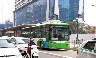 Buýt nhanh BRT ở Hà Nội quá tải vào giờ cao điểm