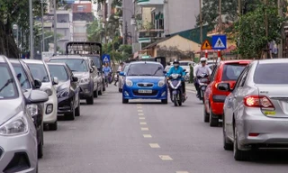 Xe đỗ kín phố Nguyễn Đình Chiểu. Ảnh: Duy Phạm