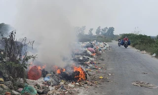 Nghìn tấn rác đốt giữa đường do 'tắc' bãi rác