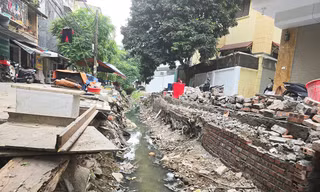 Mương ô nhiễm giữa Thủ đô khiến cả khu dân cư 'điêu đứng'
