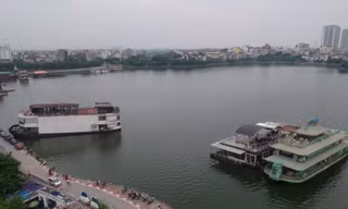 Du thuyền xa hoa thành phế thải án ngữ hồ Tây