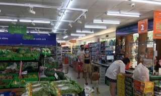 Lượng người mua tại các chợ và siêu thị cao hơn ngày thường nhưng không thiếu hàng.