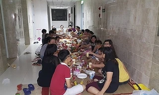 Hình ảnh không hiếm tại hành lang các chung cư