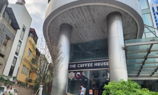 Vụ vỡ kính quán cafe làm khách bị thương nặng: Không có hoạt động sửa chữa