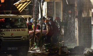 Lực lượng cứu hộ đưa thi thể nạn nhân ra xe cứu thương.