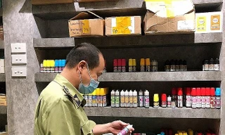 Cơ quan chức năng kiểm tra cơ sở thuốc lá điện tử trên phố cổ