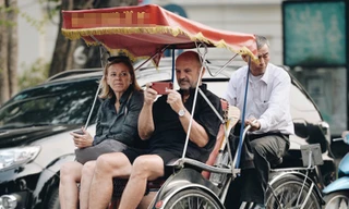 Xích lô chở khách du lịch tại Hồ Gươm. Ảnh: Mạnh Thắng