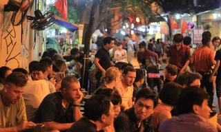 Du khách ngồi uống bia hơi tại phố cổ Hà Nội