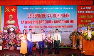 Đại diện Đảng bộ, chính quyền và nhân dân xã Minh Phú đón bằng công nhận đạt chuẩn nông thôn mới.