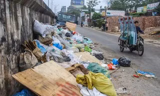 Rác thải thường xuyên ùn ứ thời điểm Cty Minh Quân trúng thầu thu gom rác bởi công nhân đình công đòi lương.