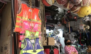 Áo phao tăng giá mạnh trong dịp mưa lũ. Ảnh: LĐ