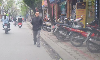 Xoá vạch sơn 'thụt thò' trên vỉa hè nhiều tuyến phố Hà Nội
