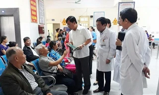 Lãnh đạo Sở Y tế Hà Nội kiểm tra khâu đón tiếp bệnh nhân tại một bệnh viện