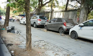 Vỉa hè chưa khô vữa đã bị ô tô, xe máy 'băm nát'