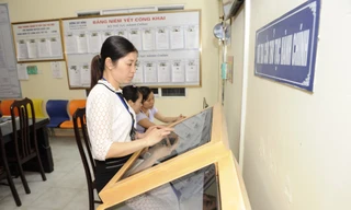 Người dân làm thủ tục trực tuyến tại huyện Quốc Oai, Hà Nội. Ảnh: Như Ý