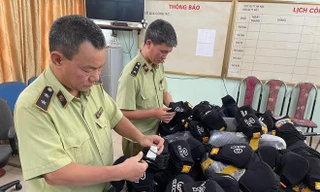 Lực lượng chức năng thu giữ các sản phẩm khẩu trang 