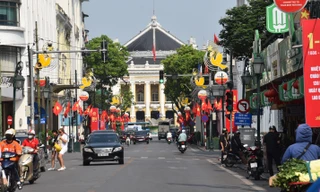 Đường phố Hà Nội 'khoác áo mới' dịp 30/4-1/5