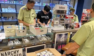 Cục QLTT Hà Nội kiểm tra xử lý cửa hàng bán thuốc lá điện tử trên phố Ngô Quyền