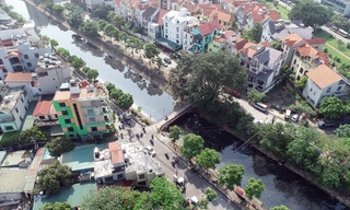 Nơi đặt ống cống thu gom nước thải tại sông Lừ.