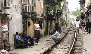 Bao giờ chấm dứt cảnh “sống chung” với đường tàu