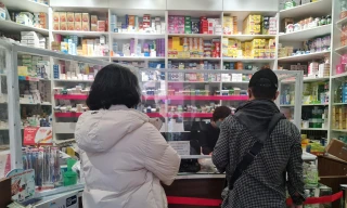 Nhiều khách hàng phải chờ 30 phút để đến lượt mua thuốc nhưng vẫn không thể mua đủ loại thuốc cần thiết.