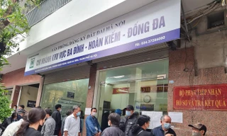 Cảnh đông đúc khi người dân đổ xô đi nộp tiền sử dụng đất trước ngày 1-3-2021