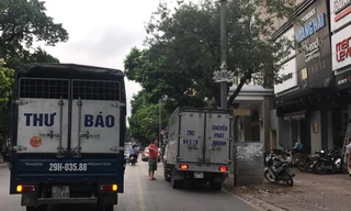 Xe thư báo chở hàng giờ cao điểm trên phố Hai Bà Trưng, Hoàn Kiếm