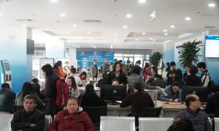 Người dân Hà Nội xếp hàng từ 5h sáng để làm thủ tục hành chính