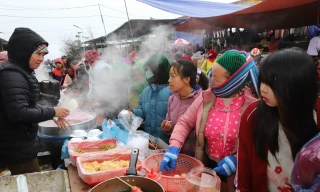 Xúng xính váy áo đi chợ phiên vùng cao Lũng Pù (Hà Giang) ngày cận Tết