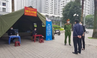 Người dân tụ tập uống nước đoạn trước cổng Bệnh viện Nhi Trung ương