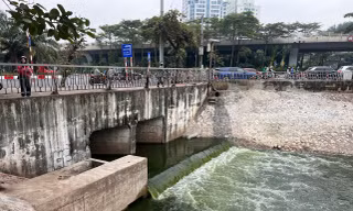 Hai giám đốc sở báo cáo Thành ủy Hà Nội phương án làm sạch các dòng sông