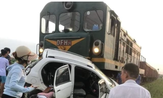 Vĩnh Phúc: Tàu hỏa kéo lê ô tô tại đoạn giao cắt không rào chắn