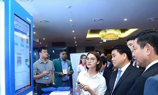 Chủ tịch Hà Nội thăm quan Triển lãm giới thiệu các sản phẩm, giải pháp công nghệ tiên tiến cho thành phố thông minh.